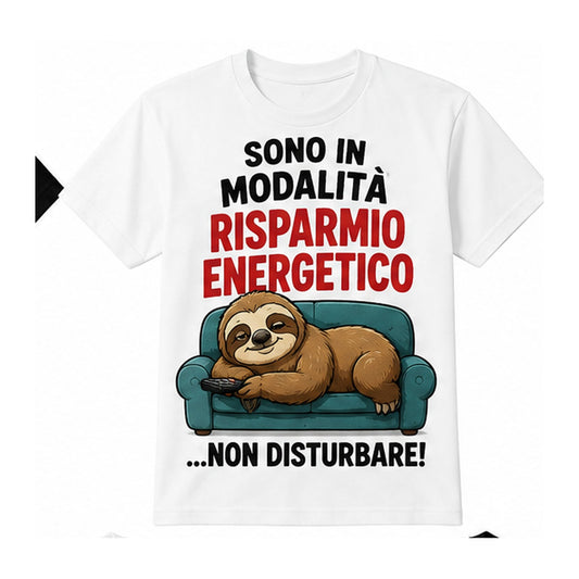 T-shirt bianca con bradipo sul divano e scritta Sono in modalità risparmio energetico