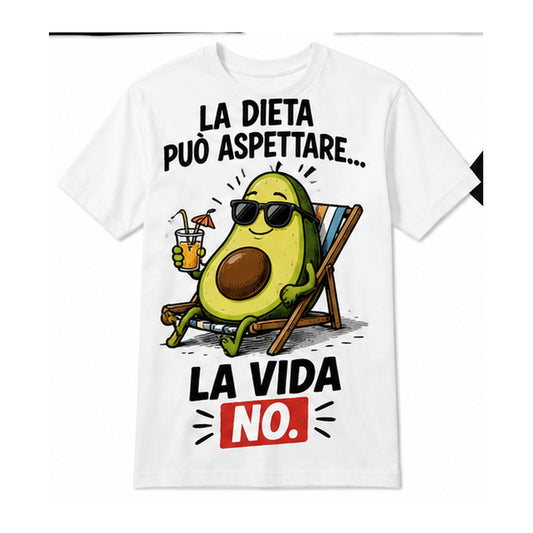 T-shirt bianca con avocado su sdraio e scritta La dieta può aspettare