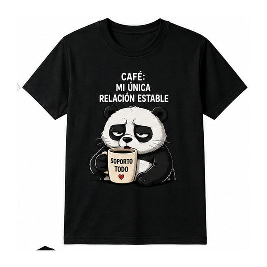 T-shirt nera con panda e tazza, scritta Café mi única relación estable
